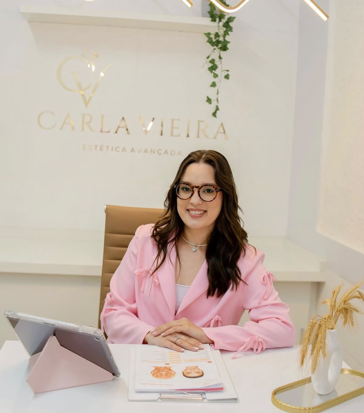 Carla Vieira em seu consultório de estética avançada
