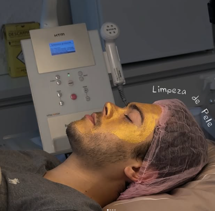 Paciente durante protocolo de limpeza de pele
