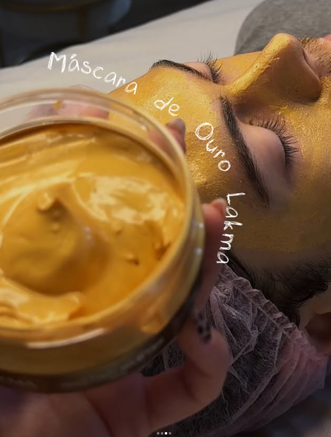Aplicação de máscara facial durante limpeza de pele
