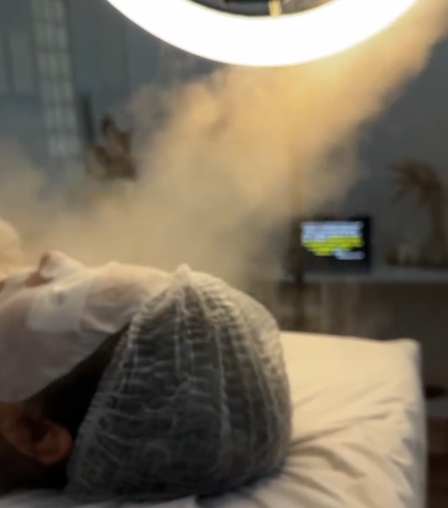 Vapor aplicado durante protocolo de limpeza de pele